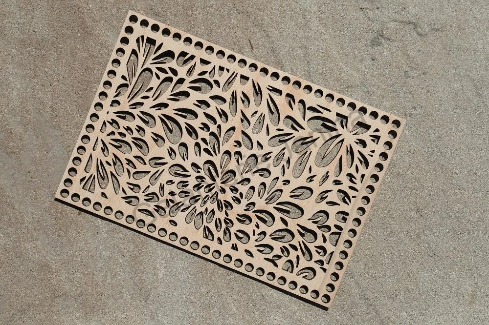 Dřevěné dno obdélník vyřezávaný 25x17 cm - průměr otvorů 7 mm
