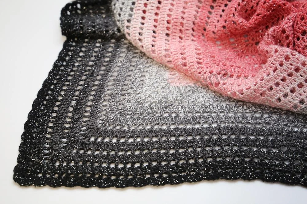 HoJa Háčkovaný šátek Moonlight - červená, bílá, černá