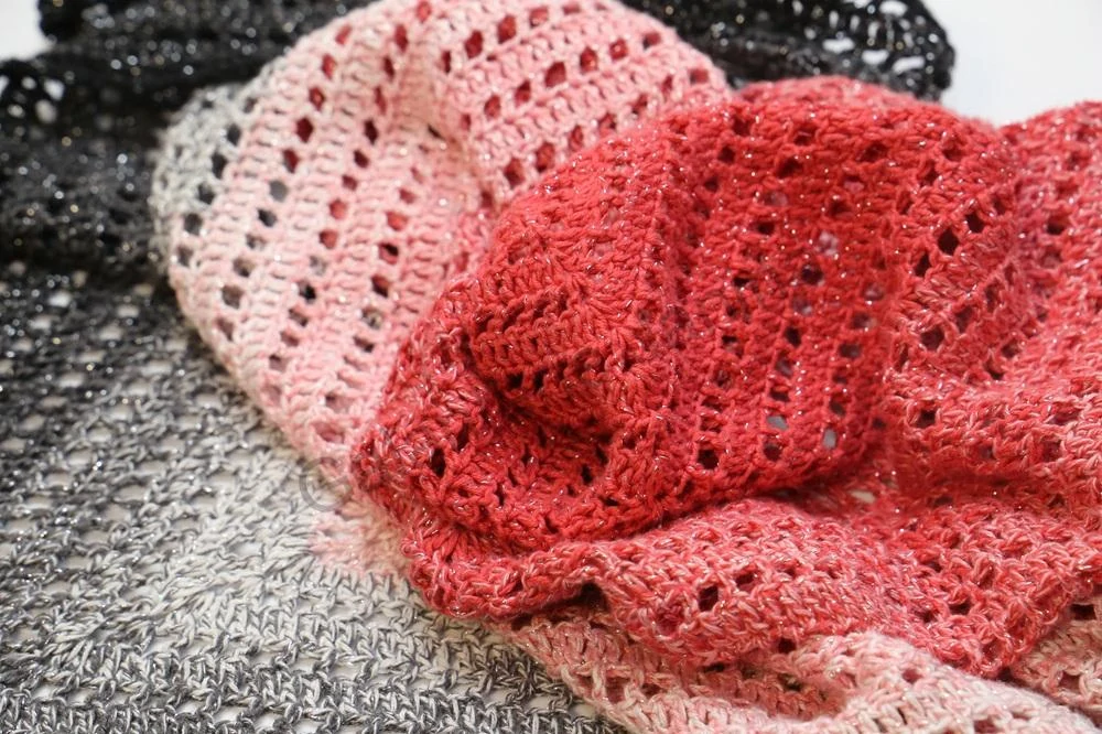 HoJa Háčkovaný šátek Moonlight - červená, bílá, černá