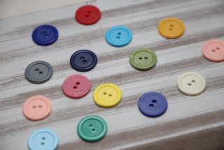 Knoflík dvoudírkový vel. 32 - 20,3 mm mix barev 10 ks