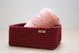 HoJa Háčkovaný košík 20x15 cm vínová