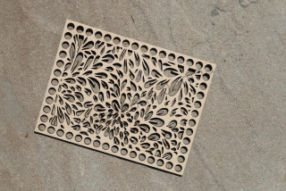 Dřevěné dno obdélník vyřezávaný 20x15 cm - průměr otvorů 9 mm