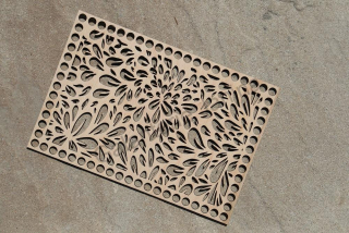 Dřevěné dno obdélník vyřezávaný 25x17 cm - průměr otvorů 9 mm